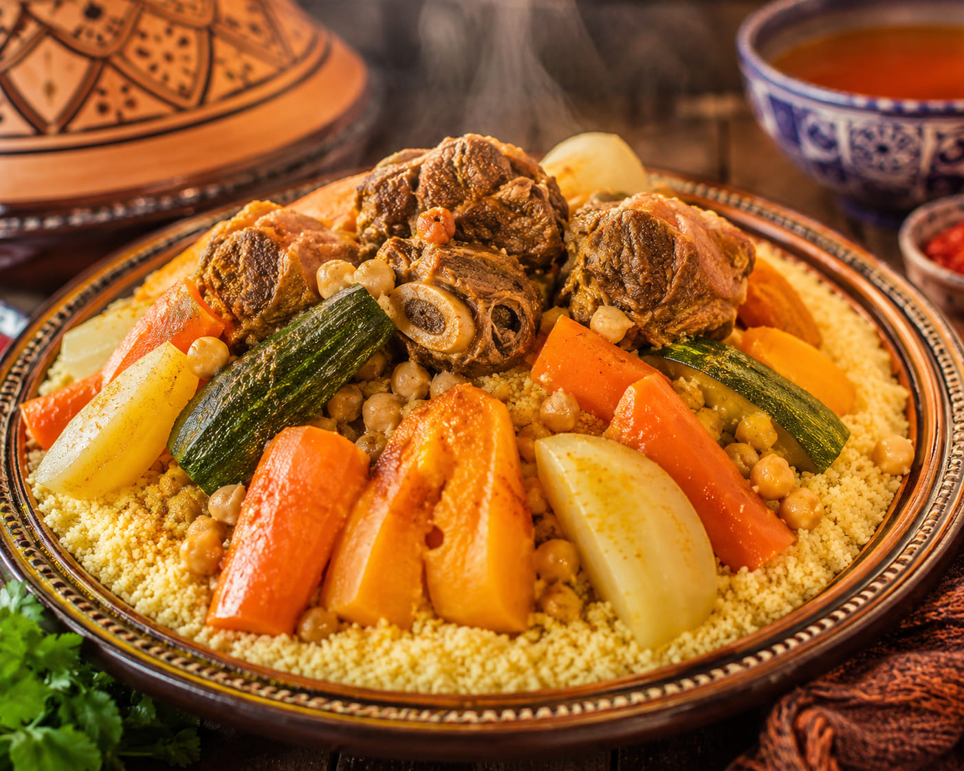 Couscous royal aux légumes et à la viande mijotée